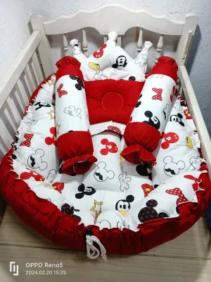 CRIB NEST BED WITH CROWN AND SQUARE PILLOW