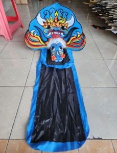 Mainan tradisional barongan caplokan kayu warna kain panjang
