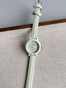 Casual Fashionable Small Dial Womens Watch Student Style Elegant Miniature Quartz Movement Leather Strap round Alloy Case