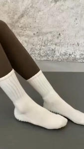 Contrasting Color Striped Mid-tube Socks Fashionable and Versatile Color-blocking Striped Yoga Socks