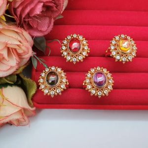 แหวนทองฝังพลอย คละแบบ ฟรีไซส์ สีแดง เหลือง ม่ง เขียว เสริมบารมี ทำจาก ทองเหลือง สำหรับการเรียบหรู ใส่ได้ทุกโอกาส สวยงาม ชุบทอง