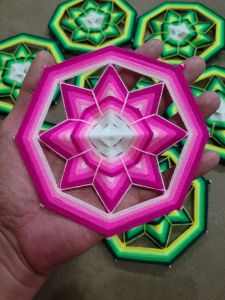 ธงใยแมงมุมบัววรรค์แบบดอกเดี่ยวไม่ร้อยสายสีชมพูขาวขนาด5.5นิ้วใช้แขวนประดับตกแต่งบ้านร้านค้างานบุญประเพณีต่างๆ คาเฟ่ เพื่อความสวยงามและเป็นศิริมงคล