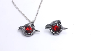 Pin Karakter Love and Deep Space Qin Che Raven Bros Cosplay yang Dapat Digunakan sebagai Gantungan Kalung Eksklusif