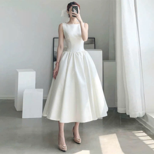 Đầm hở lưng nơ trắng form dài dự tiệc