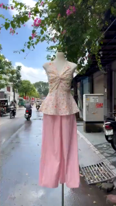 Set đồ nữ đi chơi set du lịch hè áo cổ yếm Tơ Ren thêu hoa nổi mocking sau mix quần dài Đũi hồng