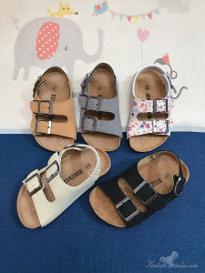 รองเท้าแตะเด็กลายไม้กาวแบบสวมสำหรับเด็ก รองเท้าแตะชายหาดฤดูร้อนสำหรับเด็กชายและเด็กหญิง รองเท้าแตะแบบสวมส้นแบน พื้นนุ่ม พื้นรองเท้าแบบสวมส้นแบนสไตล์เกาหลี