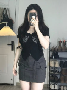 ชุดสองชิ้นสไตล์อเมริกันสำหรับผู้หญิงไซส์ใหญ่พร้อมซิปลายผีเสื้อ ชุดทำงานฤดูร้อน ชุดกระโปรงสั้น ชุดกระชับสัดส่วน