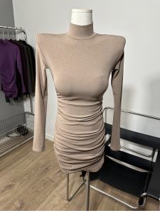 ชุดเดรสยาวรัดรูปคอตั้งป้องกันน้ำหนักแบบมีขนแกะป้องกันความร้อนแบบมีฮู้ดป้องกันความร้อนสำหรับฤดูหนาวปี 2023