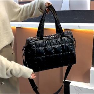 Tas Selempang Travel Wanita Mengkilap Polos Elegan Quilted Satin Duffle Bag JCTS238