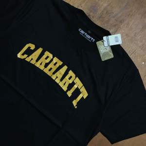 Kaos Carhrtt Gold font