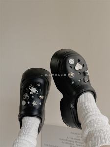 2024 ใหม่ สีดำ รองเท้าแตะส้นหนา Saturn ผู้หญิง ฤดูร้อน รองเท้าส้นสูง กันลื่น รองเท้าแตะแพลตฟอร์ม สตรีทสไตล์ วัสดุ Eva