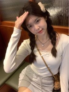 เสื้อยืดแขนยาวผู้หญิงฤดูหนาว ปกโปโล เสื้อชั้นในขนแกะ ทรงสั้น อบอุ่น ลายดอกไม้ผ้าลูกไม้ ชุดชั้นในแบบสวมสบาย