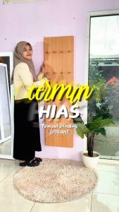 Adapta - Rak Hias Pajangan Dinding Minimalis dengan Gantungan Kayu dan Lubang yang Bisa Dipindah