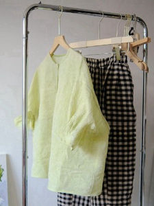 เวอร์ชั่นเกาหลีมีสไตล์ฤดูร้อนมาใหม่เสื้อยืดสําหรับผู้หญิง Petite ในฟองสีเหลืองสดใสแขนสั้นลําลองลดอายุเข้ารูปพอดีด้านบน