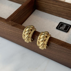 Elegant S925 Silver Needle French Twist Golden Twisted Ear Cuff Vintage High-End Geometric Shape Womens Fashion Jewelry