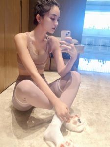 ชุดโยคะเซ็กซี่สไตล์นางแบบสำหรับผู้หญิงในช่วงฤดูร้อน ชุดออกกำลังกายแบบสวมหัว ชุดโยคะผ้าไนลอน ชุดออกกำลังกายแบบมีแผ่นรองหน้าอก