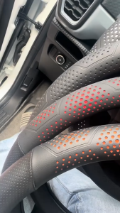 Bọc vô lăng Vinfast VF3 VFE34 VF5 VF6 VF7 VF8 VF9 chất liệu da Nappa 3D mềm mịn và thoáng khí