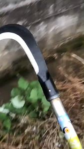 Prakan EOSM เคียว เคียวเหล็กแมงกานีสแท้ มีดตัดหญ้า มีดตัดถนนป่า มีดสับกิ่งไม้ เคียวเหล็กแมงกานีสใบมีดโค้ง ใช้สำหรับตัดไม้ ตัดหญ้า ตัดแต่งกิ่งไม้ เคียว ให้เลือก 19 นิ้ว 20 นิ้ว