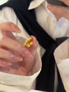 Cincin bunga osmanthus dari titanium tahan warna dengan desain motif bunga yang elegan dan penuh gaya