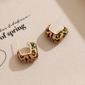 Retro Hong Kong Style Leopard Print Earrings Unique Elegant Light Luxury Small Niche Womens Jewelry Fashionable Alloy Studs