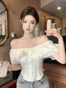 GUZILIAN | เสื้อแขนสั้นไหล่เดียวทรงเข้ารูปสไตล์ฝรั่งเศส สำหรับผู้หญิงในฤดูร้อน ความยาวสั้น ดีไซน์ไม่สมมาตร ดีเทลใบบัว แฟชั่นสตรีท