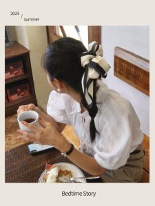 ผ้าพันคอไหมกันแดดสไตล์ย้อนยุค INS ที่คาดผมหรูหรา เครื่องประดับผมสไตล์ฝรั่งเศส ผ้าพันคอสี่เหลี่ยมจัตุรัสแฟชั่น ที่คาดผมแบบเกาหลี