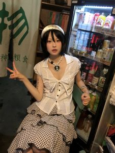 เสื้อเชิ้ตคอวีแขนสั้นลายจุดสีขาวสไตล์อเมริกันสำหรับผู้หญิงในฤดูร้อน เสื้อเชิ้ตลำลองเข้ารูปเอวเข้ารูปเนื้อผ้าผสมโพลีเอสเตอร์