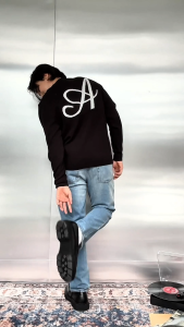 AIIZ (เอ ทู แซด) - AIIZ เสื้อสเวตเตอร์ผู้ชายคอกลมแขนยาวทอกราฟิก AIIZ Mens A Logo Sweater