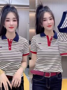 เสื้อยืดคอโปโลแขนสั้นผู้หญิง ทรงสลิมฟิต ลายทาง ปักตัวอักษร สีบล็อก ทรงเข้ารูป แขนสั้น ฤดูร้อน 2025 เสื้อผ้าทำงานสไตล์เกาหลี