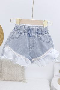 กางเกงขาสั้นเด็กผู้หญิงสไตล์เกาหลี ทรงเข้ารูป ผ่าหน้า ขอบลูกไม้ เอวกลาง ทรงหลวม กางเกงยีนส์ทรงเข้ารูป ฤดูร้อน 2025