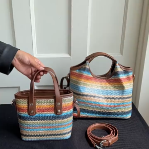 MOUSSON  กระเป๋าทรงถังลายสีรุ้งฮอลิเดย์สำหรับผู้หญิงกระเป๋าผ้าแบบพกพารุ่นใหม่ต้นฤดูใบไม้ร่วงกระเป๋าสะพายข้างกระเป๋าหญิงพร็อพ