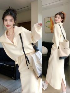 ชุดเสื้อสเวตเตอร์แขนยาวสีขาวและกระโปรงสั้นสีขาว ชุดสองชิ้น ชุดทำงานสไตล์เกาหลี ฤดูใบไม้ร่วง 2024 ชุดแฟชั่นสุดหรู