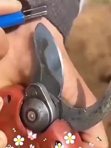 【Portable Metal Sharpener Scissors Quick Grinding Scraper Cutting Tool Scissor Pruner Axe Hand Sharpener Trimmer Grinder】