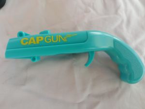 ที่เปิดฝาน้ำอัดลม เป็นปืนใช้ฝาน้ำอัดลมฝาน้ำยิงได้ใกล้ถึง 10 เมตร