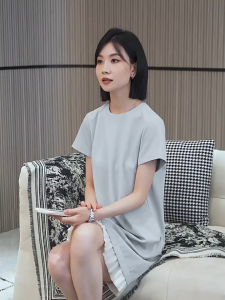 Đầm suông phối bèo đuôi váy thanh lịch cổ tròn tay ngắn