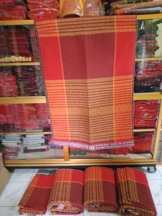 Bir ayol dorixonada mushukini korsatmoqda