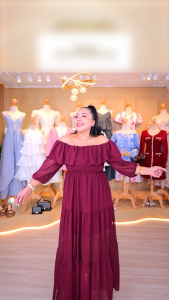 เดรสแม็กซี่ยาวเปิดไหล่ เดรสแฟชั่นยาวเปิดไหล่สวยหรูดูแพง สีแดง ผ้าโพลีเอสเตอร์ผสมชีฟอง