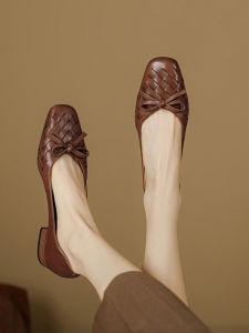 รองเท้าชั้นเดียวสไตล์ฝรั่งเศสใส่ได้ดีสุดๆสำหรับผู้หญิงรองเท้าส้นแบนหัวเหลี่ยมส้นเตี้ยปากตื้นสำหรับฤดูใบไม้ผลิและฤดูใบไม้ร่วงหนังแท้ส้นหนาแบบถักติดโบว์แฟชั่น