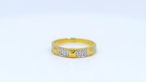 Happy Jewelry แหวนเพชรแถวๆ สลับกับทรงสี่เหลี่ยมคล้ายพีระมิด 9k 37.5% เพชรเกสร ME900