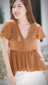 เสื้อพลีททรงวีชายระบาย เอวสม็อกแบบเข้ารูปสวยๆ น่ารักมาก ดูแพงมาก ไม่ต้องเสียเวลารีด สวยน่ารักก ผ้าใส่สบายมากก แมทช์ได้ทุกลุคเลยค่า MY TOP