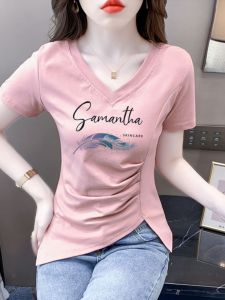 เสื้อยืดคอวีแขนสั้นผ้าฝ้ายแท้ 100% สำหรับผู้หญิง ฤดูร้อน 2025 แฟชั่นเสื้อสั้นทรงไม่สมมาตร เสื้อตัวบนดีไซน์เก๋ไก๋