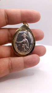 K701 เหรียญ เจ้าตาก หลวงปู่ทิม วัดละหารไร่ ปี 18 เนื้อ กะไหล่เงิน 3.0x5.0 cm กรอบทองไมครอน