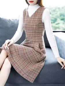 ชุดเดรสผ้าขนสัตว์ลายสก็อตแขนกุดคอวี ชุดเดรสผู้หญิงฤดูใบไม้ร่วงปี 2023 สไตล์ฝรั่งเศส ชุดเดรสยาว เดรสยาวปานกลาง