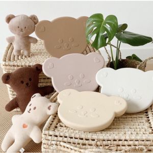 KHAY SILICON CAO CẤP PHONG CÁCH HÀN QUỐC CÓ ĐẾ HÍT CHÂN KHÔNG CHỐNG ĐỔ VÀ NĂP ĐẬY HÌNH GẤU BROWN CHO BÉ ĂN DẶM BABYSI