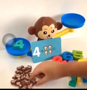 Đồ chơi cân thăng bằng hình ếch giúp bé say mê học toán