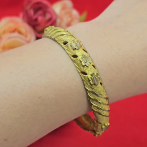 กำไลงานดิบทองเหลืองลายดอกไม้ตัดลาย ตะขอคลิปล็อค เส้นผ่านศูนย์กลาง 5.5 ซม งานดิบไม่ได้ชุบ ทองเหลืองโบราณ ดีไซส์สวย พร้อมส่ง