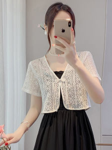 เสื้อคลุมกันแดดแขนสั้นผู้หญิงสไตล์จีนใหม่พร้อมกระดุมลูกไม้ เสื้อคาร์ดิแกนเปิดไหล่ทรงสั้นสำหรับใส่กับกระโปรงฤดูร้อน