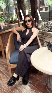 A31 เซ็ต Black SAVA ลุคสีดำเรียบๆ เน้นดีเทล เหมาะมากลุคทางการใส่ออกงาน ที่ใส่แล้วยังสวยดูดี จัมพ์สูทผ้าลื่น นิ่มใส่สบายมากๆ