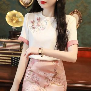 เสื้อยืดคอกลมแขนสั้นปักลายดอกไม้สไตล์จีนใหม่สำหรับผู้หญิงในช่วงฤดูร้อน เสื้อผ้าทำงานสไตล์เกาหลีสำหรับผู้หญิง