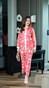 ชุดเซ็ทเสื้อ+กางเกงลินินแท้เกรดพรีเมี่ยม ชุดมาพร้อมลวดลายสวย ลายพิมพ์คมชัด โดดเด่นด้วยกระดุมมุก แขนสามารถพับเบิ้ลได้ กางเกงมีกระเป๋า ชุดนี้สวยเก๋ มีคลาสมากค่ะ